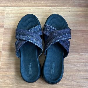 Women’s Sketchers GogaMax sandles size 8